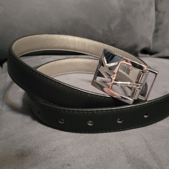 2/$30 🍄 Michael Kors Black and Silver Reversible Belt M - Picture 3 of 7